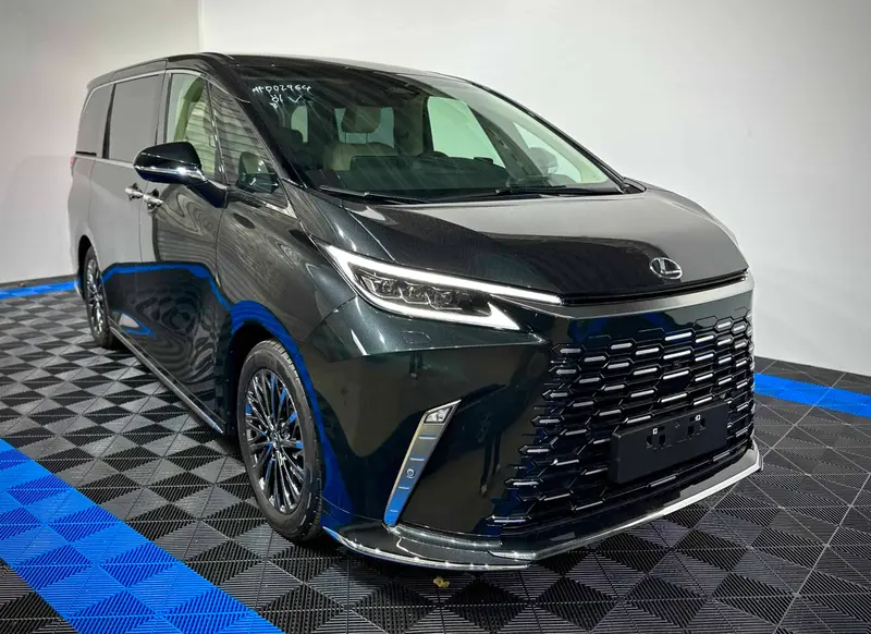 7 X Lexus LM350h Executive, NEW, On stock in Bremerhaven