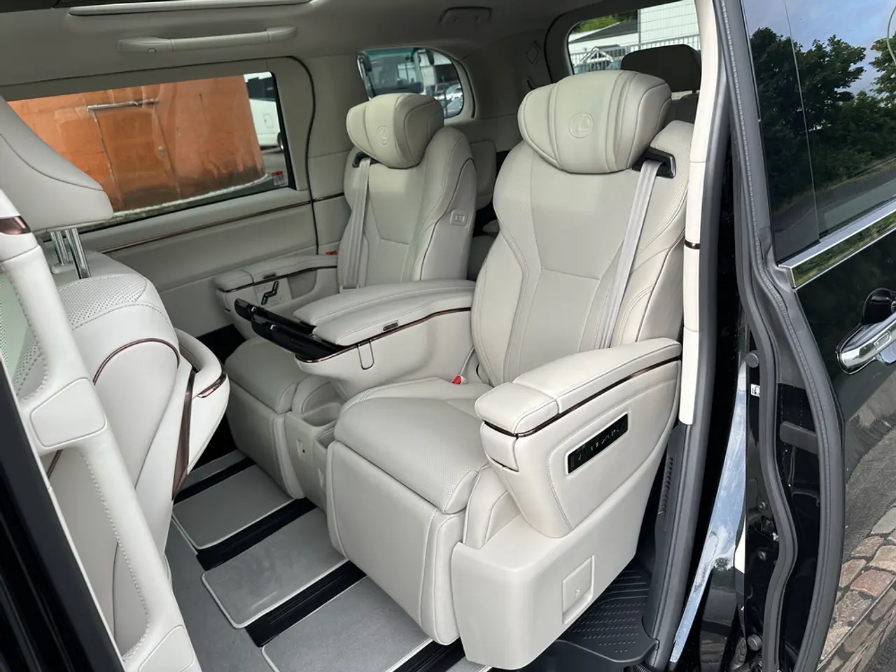 4 X Lexus LM350h Executive, NEW, On stock in Bremerhaven – 4