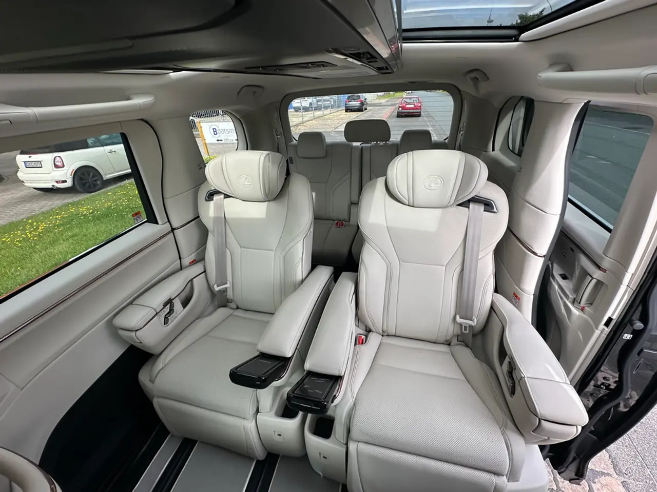 4 X Lexus LM350h Executive, NEW, On stock in Bremerhaven – 10