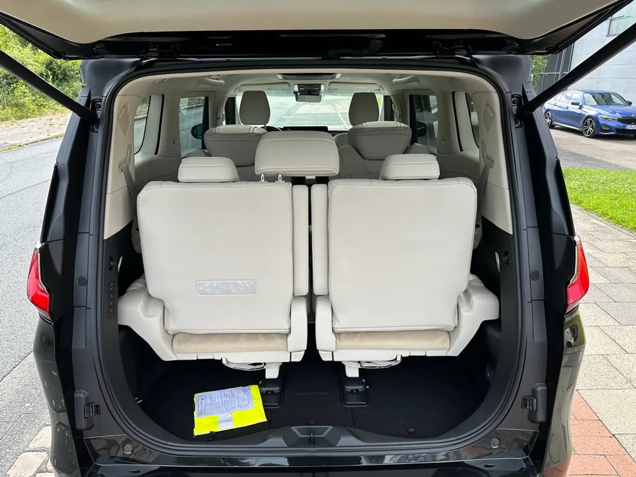 4 X Lexus LM350h Executive, NEW, On stock in Bremerhaven – 11