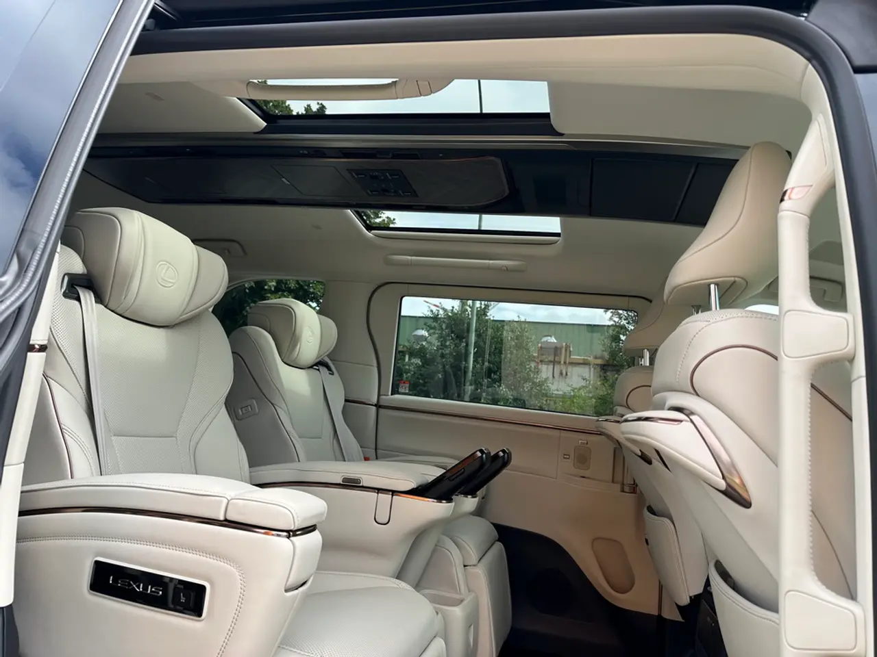 4 X Lexus LM350h Executive, NEW, On stock in Bremerhaven – 12